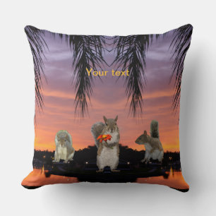 Coussin Écureuils mignons au coucher du soleil tropical