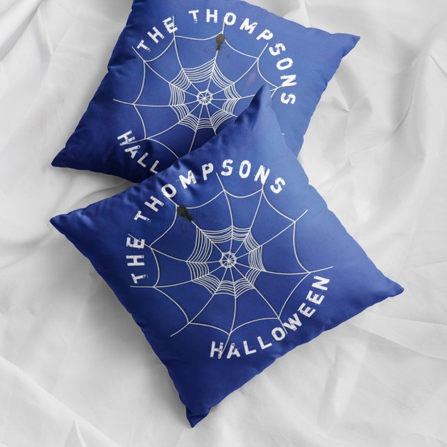 Coussin Éffrayant Spider dans Spider Web Personnalisé (Blue Halloween spider web pillow with personalized family name and spooky spider decor.)