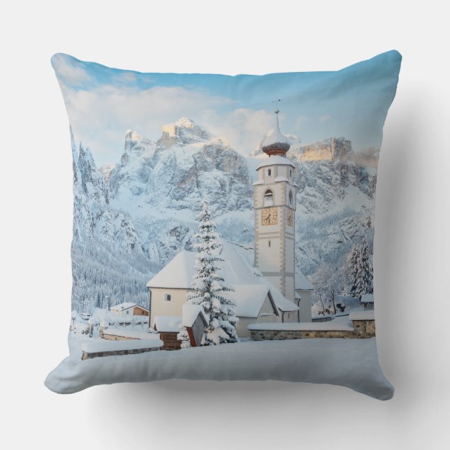 Coussin Eglise couverte de neige avec arrière - plan de mo (Recto)