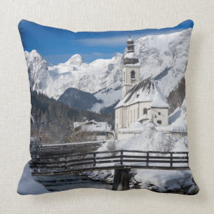 Coussin Église dans la neige avec les Alpes