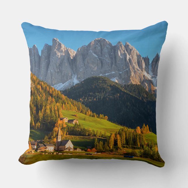 Coussin Église et village avec paysage de montagnes (Recto)