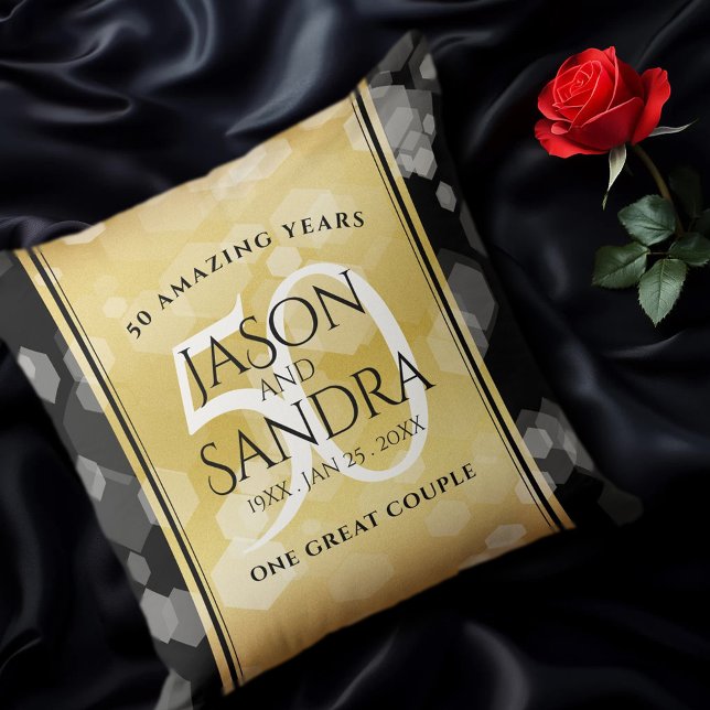 Coussin Élégant 50e anniversaire de Mariage d'or (EO 50th Golden Wedding Anniversary Throw Pillow on Black Silk Cover Photo)