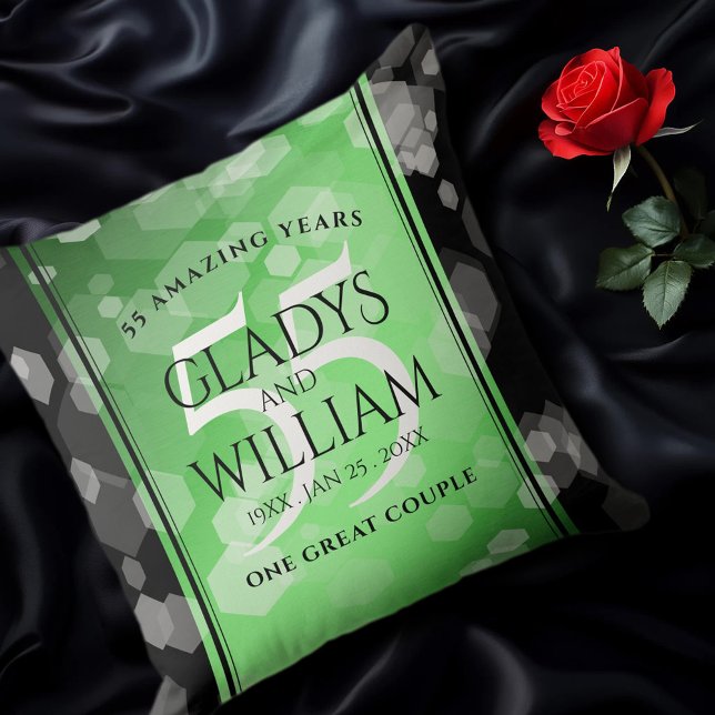 Coussin Élégant 55e anniversaire de Mariage d'émeraude (EO 55th Wedding Anniversary Throw Pillow on Black Satin Cover Photo.)