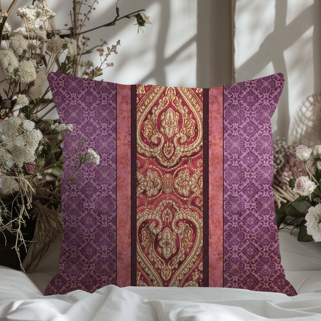 Coussin Elégant antiquité inspirée violet et rouge Damas (Créateur téléchargé)