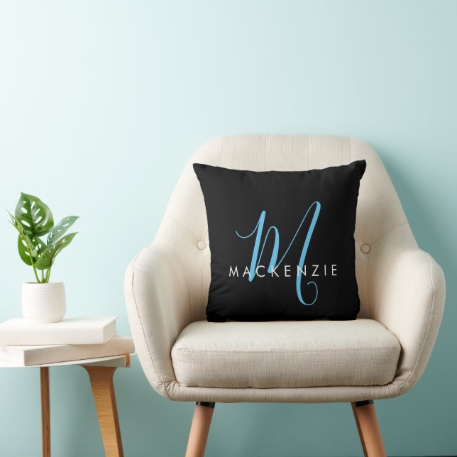 Coussin Élégant Black Sky Blue Script Monogramme moderne (Chaise)