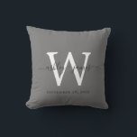 Coussin Élégant Cadeau de Mariage Mémorial Monogramme Gris<br><div class="desc">Élégant coussin de mariage mémorial avec votre texte en écriture chic manuscrite noir décalé en calligraphie sur un fond gris foncé. Ajoutez simplement vos noms, monogramme et date de mariage. Cadeau idéal pour un jeune couple marié. Conçu exclusivement pour vous par Happy Dolphin Studio. Si vous avez besoin d'aide ou...</div>