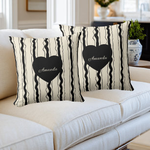 Coussin Élégant Crème et Rayures Noires Cœur Nom Personnal