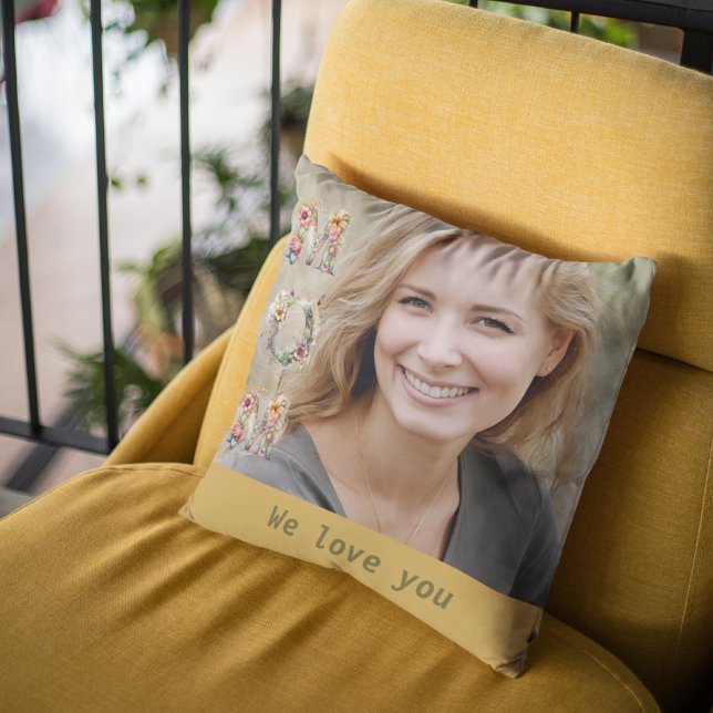 Coussin Elégant Floral Fête des Mères Mustard Yellow Photo (Elegant Floral Mother’s Day Mustard Yellow Photo Throw Pillow)