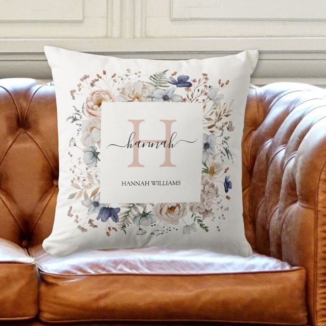 Coussin Elegant Monogram Pretty Beige Blue Flowers Floral (In situ 2)