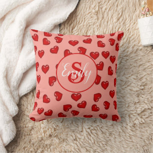 Coussin élégant motif de cœur rouge sur monogramme rose pê