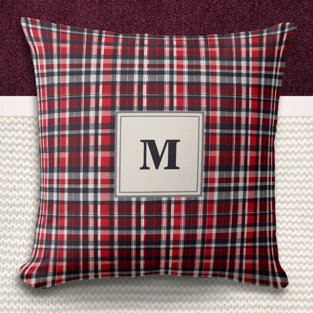 Coussin Élégant Motif Tartan à Monogramme Stylé (A stylish monogrammed throw pillow with red, charcoal and cream tartan pattern)