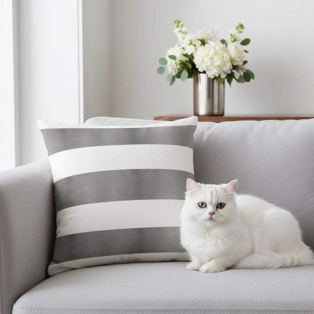 Coussin Élégant rayé blanc et argent métallisé faux (Decorative white and silver gray throw pillow.)