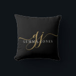 Coussin Élégant Script Gold Monogramme Initiales Nom Noir<br><div class="desc">Un chic oreiller design moderne avec un monogramme noir doré avec un script initial dramatique avec des swashes et votre nom complet. Une élégance simple. L'arrière - plan a un effet visuel texturé. De l'or sur du noir.</div>