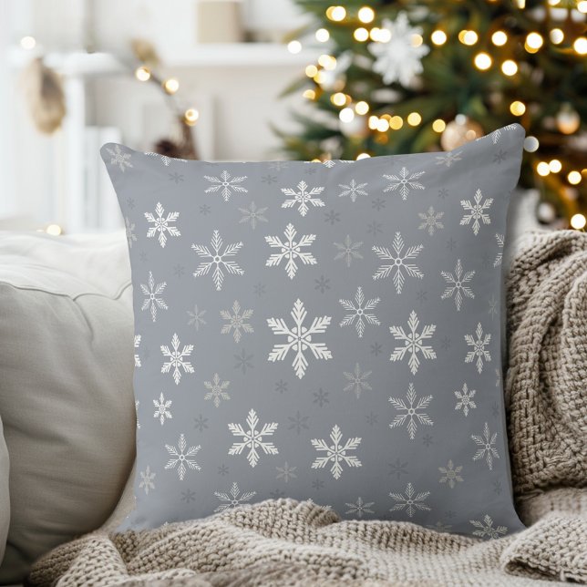 Coussin Élégant Snowflakes Vintage gris motif Vacances (Elegant Vintage Grey Snowflakes pattern Holidays Throw Pillow)