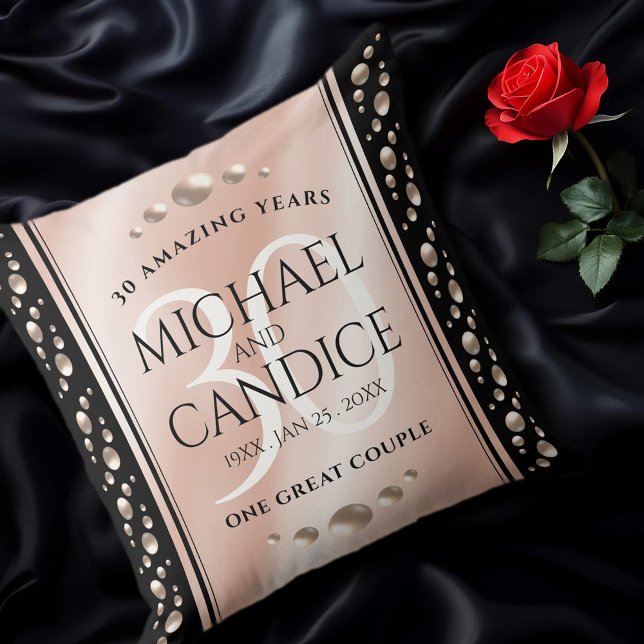 Coussin Elégante 30ème Mariage Pearl Anniversaire de céléb (EO 30th Wedding Anniversary Throw Pillow on Black Silk Cover Photo)