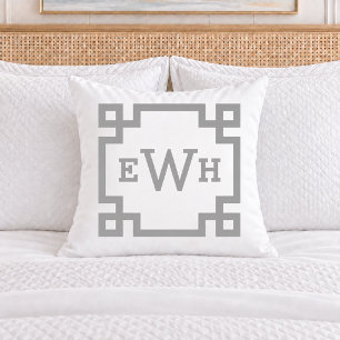 Coussin Élégante initiale de monogramme à clé grecque gris