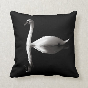 Coussin Élégante Réflexion Du Cygne Blanc Sur Black Lake