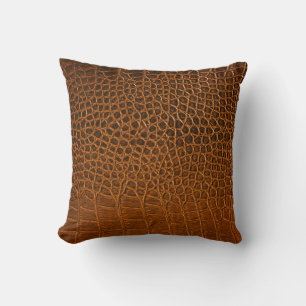 Coussin Élégante texture en cuir de crocodile marron.