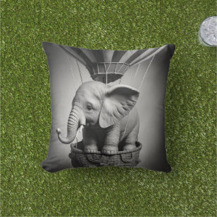 Coussin Elephant bébé dans un ballon à air chaud