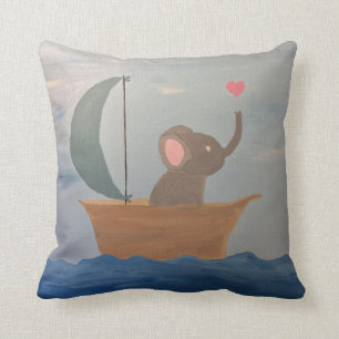 Coussin Éléphant de bébé dans un bateau