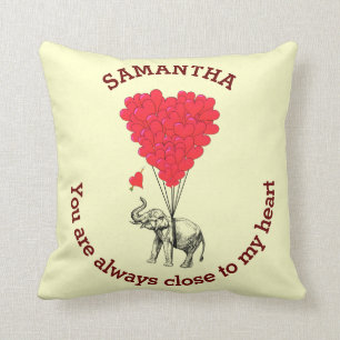 Coussin Éléphant romantique et coeur rouge personnalisé