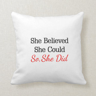 Coussin Elle a cru qu'elle pourrait… ainsi elle s'est
