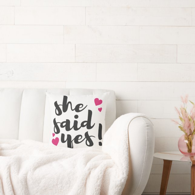 Coussin Elle a dit oui ! Célébration des fiançailles – Rom (Canapé)