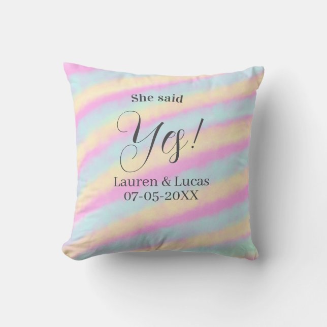 Coussin Elle a dit oui fête de fiançailles rose bleu jaune (Recto)