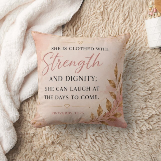 Coussin Elle est revêtue de force et de dignité  (Couverture)