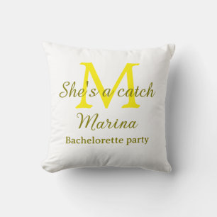 Coussin Elle est un parti de filles avec monogramme jaune