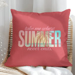 Coussin "Emmenez-moi là où l'été ne s'achève jamais" Citat<br><div class="desc">Apportez l'esprit de l'été éternel dans votre maison avec cette coquette citation tropicale jetez un oreiller. Avec l'expression "Take Me Where Summer Never End" dans les tons pastel doux, associée à une subtile silhouette de palmier, ce design s'affiche magnifiquement contre un arrière - plan rouge corail couché au soleil. Parfait...</div>