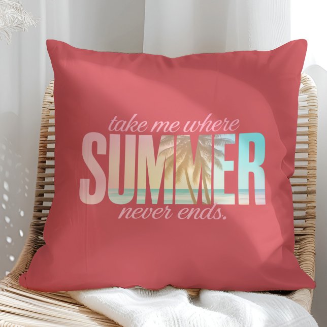 Coussin "Emmenez-moi là où l'été ne s'achève jamais" Citat ("Take Me Where Summer Never Ends" Tropical Quote Throw Pillow on a sunny rattan armchair.)