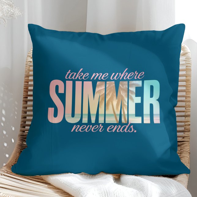 Coussin "Emmenez-moi là où l'été ne s'achève jamais" Citat ("Take Me Where Summer Never Ends" Tropical Quote Throw Pillow on a sunny rattan armchair.)