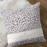 Coussin Empreinte de léopard animal Lilac Grey Blanc Perso<br><div class="desc">coussin Empreinte de léopard. Design poster de animal tendance et toujours populaire en gris lilas et blanc,  de part et d'autre et personnalisé avec votre nom sur le devant.</div>