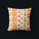 Coussin Empreintes de pattes animaux mignons Motif en coul<br><div class="desc">Un design mignon avec plusieurs rangées d'empreintes de pattes animaux dans des couleurs naturelles comme le marron,  le jaune,  le rouge et l'orange sur un motif rayé. Certaines pattes ont des griffes et d'autres non.</div>