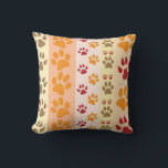 Coussin Empreintes de pattes animaux mignons Motif en coul<br><div class="desc">Un design mignon avec plusieurs rangées d'empreintes de pattes animaux dans des couleurs naturelles comme le marron,  le jaune,  le rouge et l'orange sur un motif rayé. Certaines pattes ont des griffes et d'autres non.</div>