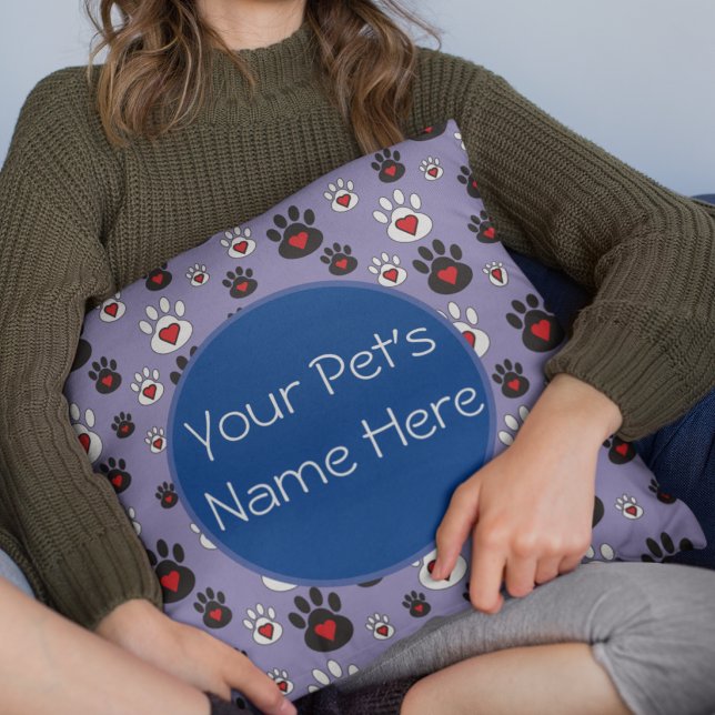Coussin Empreintes de pattes avec des cœurs rouges sur un  (Créateur téléchargé)