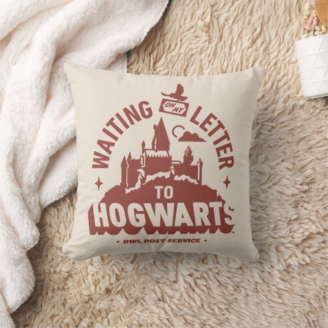 Coussin En attente de ma Lettre de Poudlard™ (Couverture)