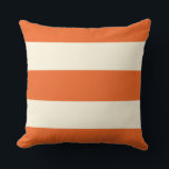 Coussin en bande orange et écru<br><div class="desc">De larges rayures en écru et orange vieilli sont un accent moderne et préppant pour votre décor maison. Paire avec des motifs plus audacieux pour un mélange élégant et un style tendance.</div>