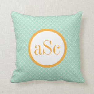 Coussin en bon état de monogramme de feston et