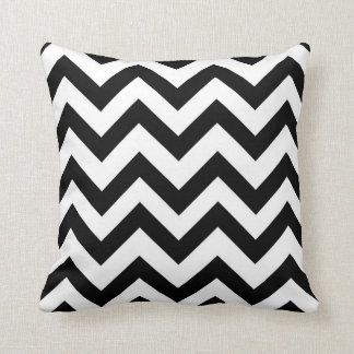 Coussin en chevron noir et blanc