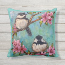 Coussin en plein air avec les oiseaux de Chickadee