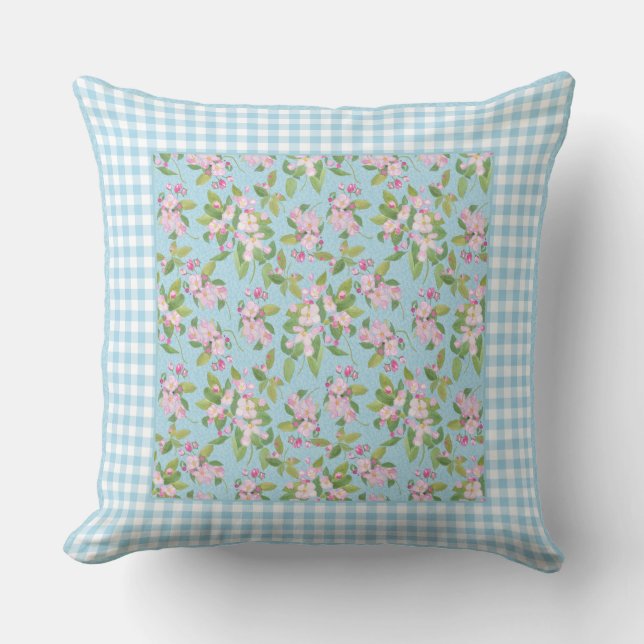 Coussin En vichy bleu blanc, fleurs de pomme rose sur bleu (Recto)