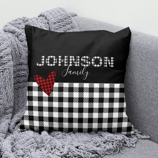 Coussin en vichy Chèque de bison noir et blanc personnalis (Family Name Black and White Buffalo Check Pillow with Red Gingham Heart)