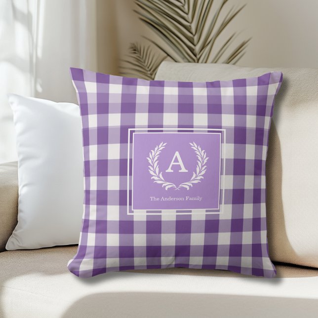 Coussin En vichy violet crête de monogramme (Purple Gingham Monogram Crest Throw Pillow)