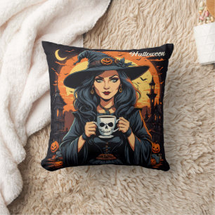 Coussin Enchanter une sorcière tient une tasse de crâne au