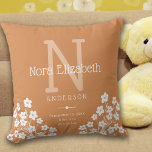 Coussin Enfant Fille de naissance Statistiques Fleurs Mono<br><div class="desc">Ce mignon coussin de pépinière est doté d'un arrière - plan orange muet avec des accents d'orange clair et de blanc et est parfait pour votre bébé nouveau-né. Le design offre un texte personnalisé pour un monogramme,  nom et statistiques de naissance et est accentué de fleurs marguerites blanches.</div>