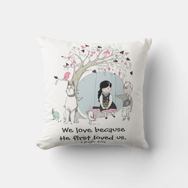 Coussin Enfants sur l'arbre à voilure 1 Jean 4:19 (Recto)