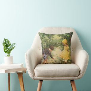 Coussin Enfants Vintage, garçon et fille jouant au ruissea