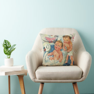 Coussin Enfants vintage jouant avec des bulles dans une ba